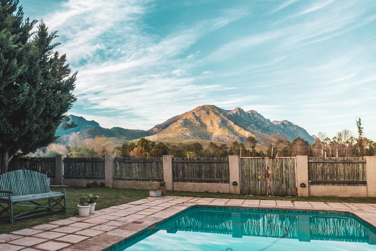 Five Reasons to Have a Backyard Swimming Pool