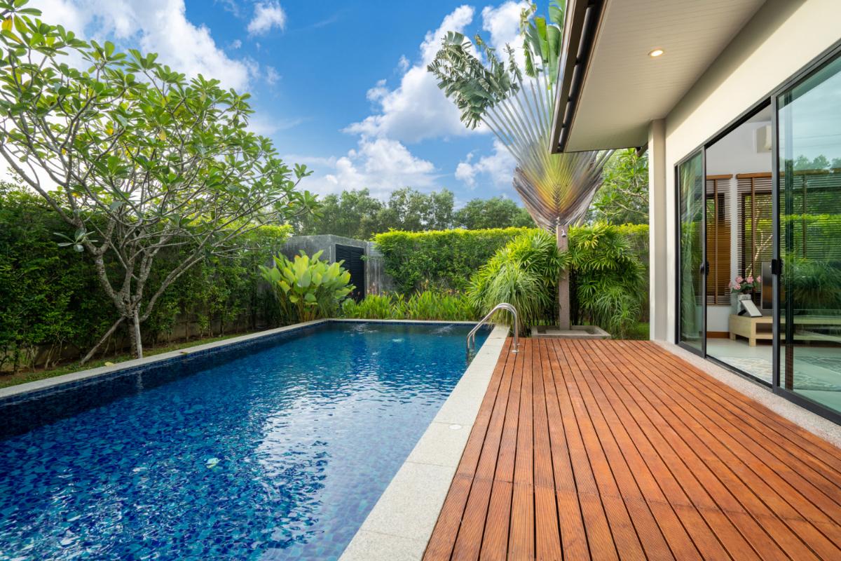 Choosing the Right Pool Deck Surface